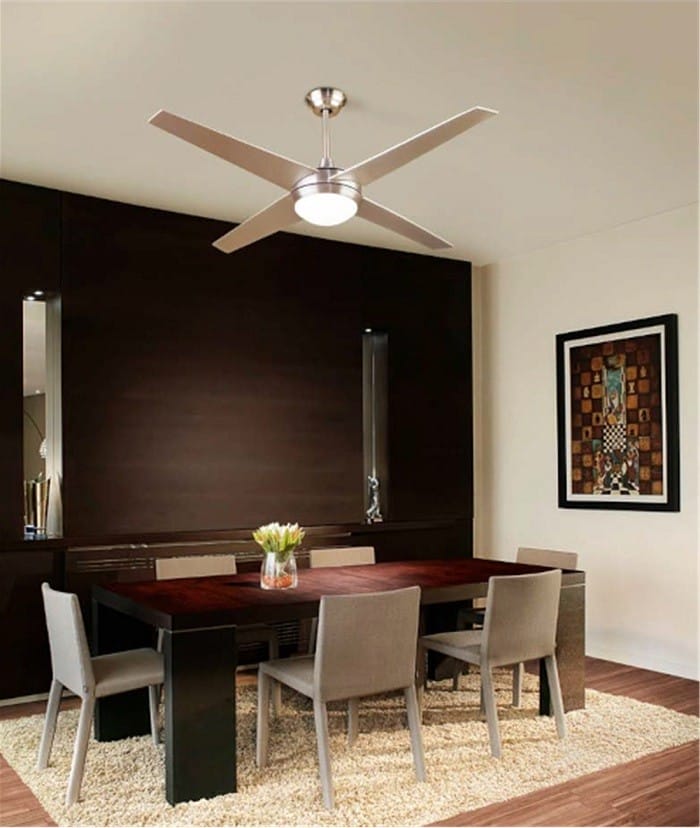 lámpara con ventilador de techo en comedor