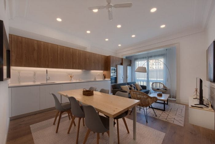 cocina y salón integrada con tecnología y luz led