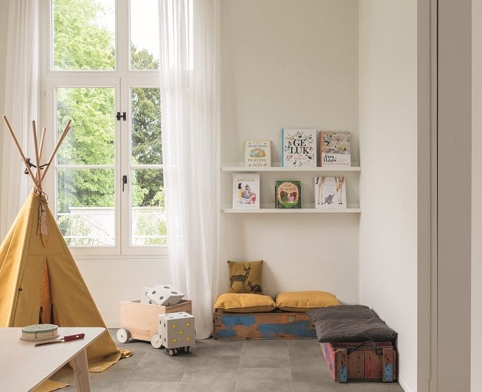 Habitación infantil con cojines y tienda de campaña