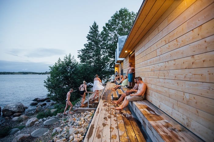 Gente en la sauna de la isla de Lonna en Finlandia