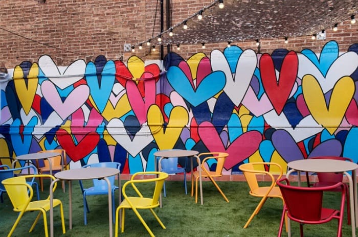 terraza en coliving moderna y colorida