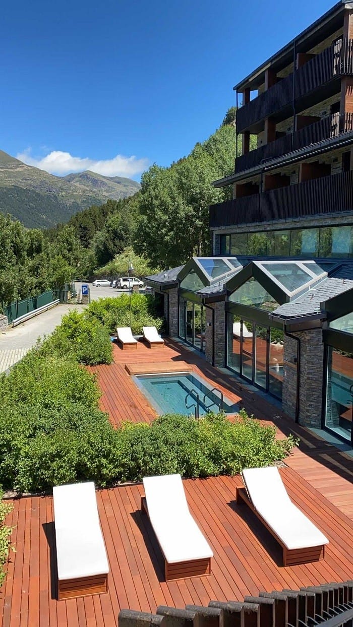 exterior de un spa al lado de montañas