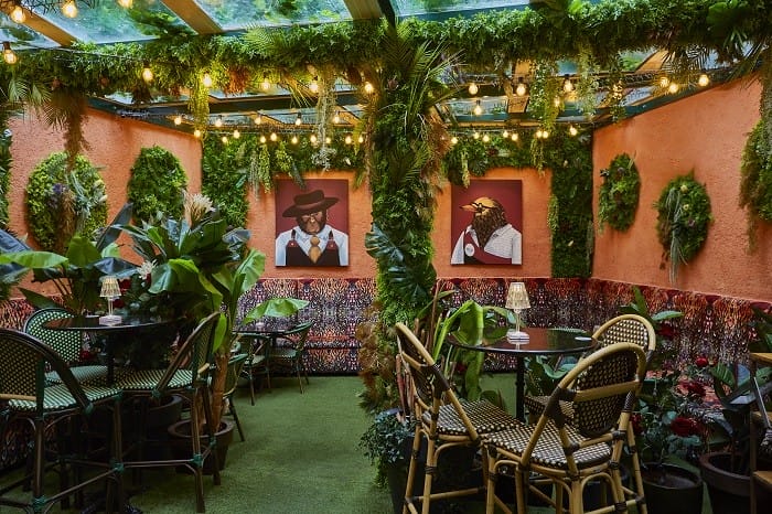 Barra y mesas de Inclán Brutal Bar