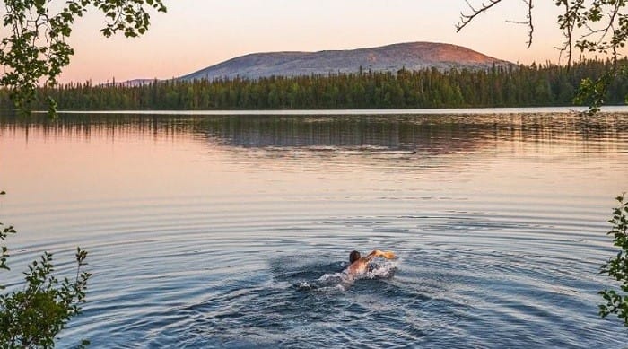 Lagos de Laponia con una persona bañándose