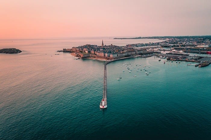 Panorámica del mar y un puerto