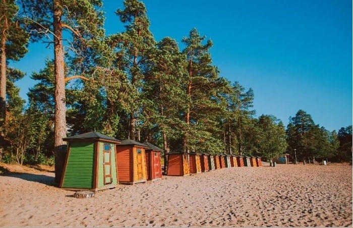 Playa con casetas en Finlandia