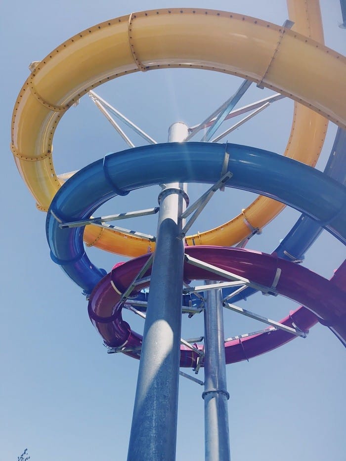 Gran tobogán de colores de un parque acuático