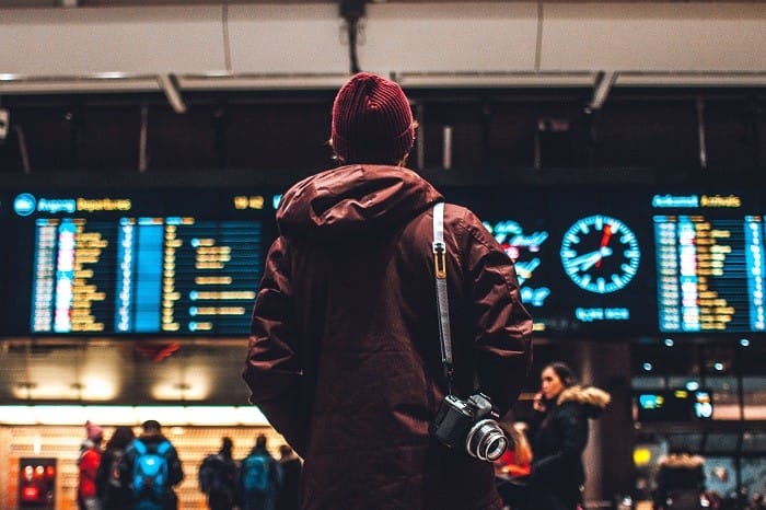 Persona en un aeropuerto