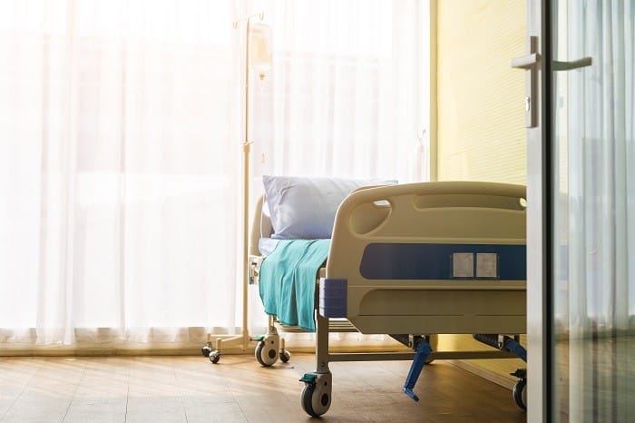 cama articulada en una habitación de hospital