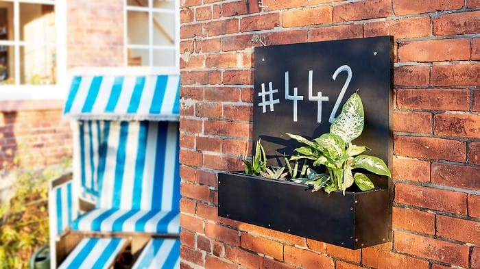 cartel tipo pizarra con jardinera DIY