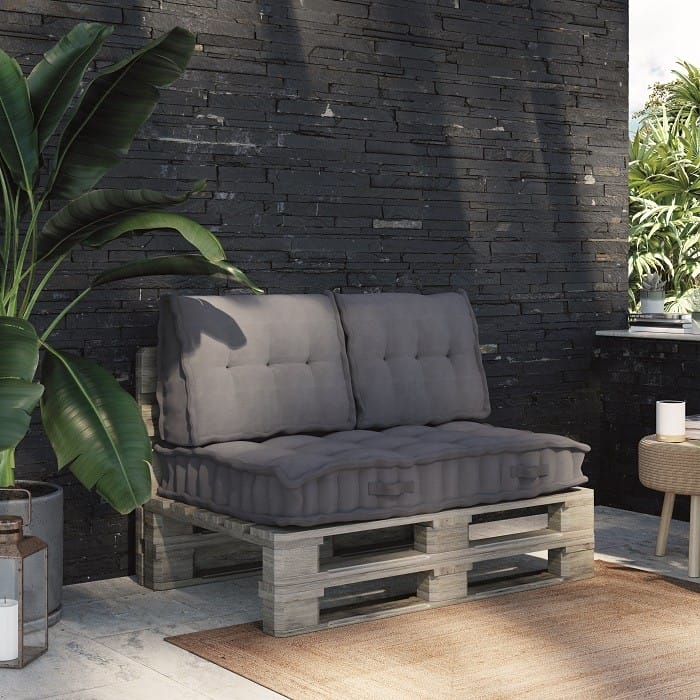 mobiliario de exterior para terraza chill out sofá y cojines con palés
