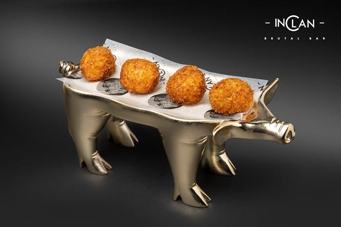 croquetas en plato tipo cerdo