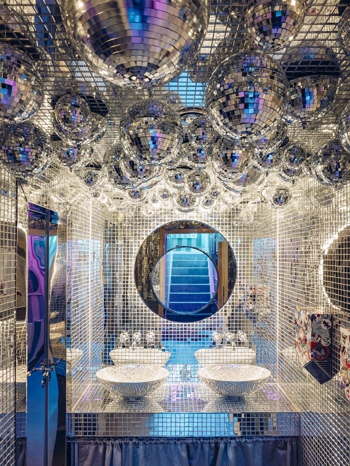 cuarto de baño de restaurante Giorgia con decoración con bolas de cristal