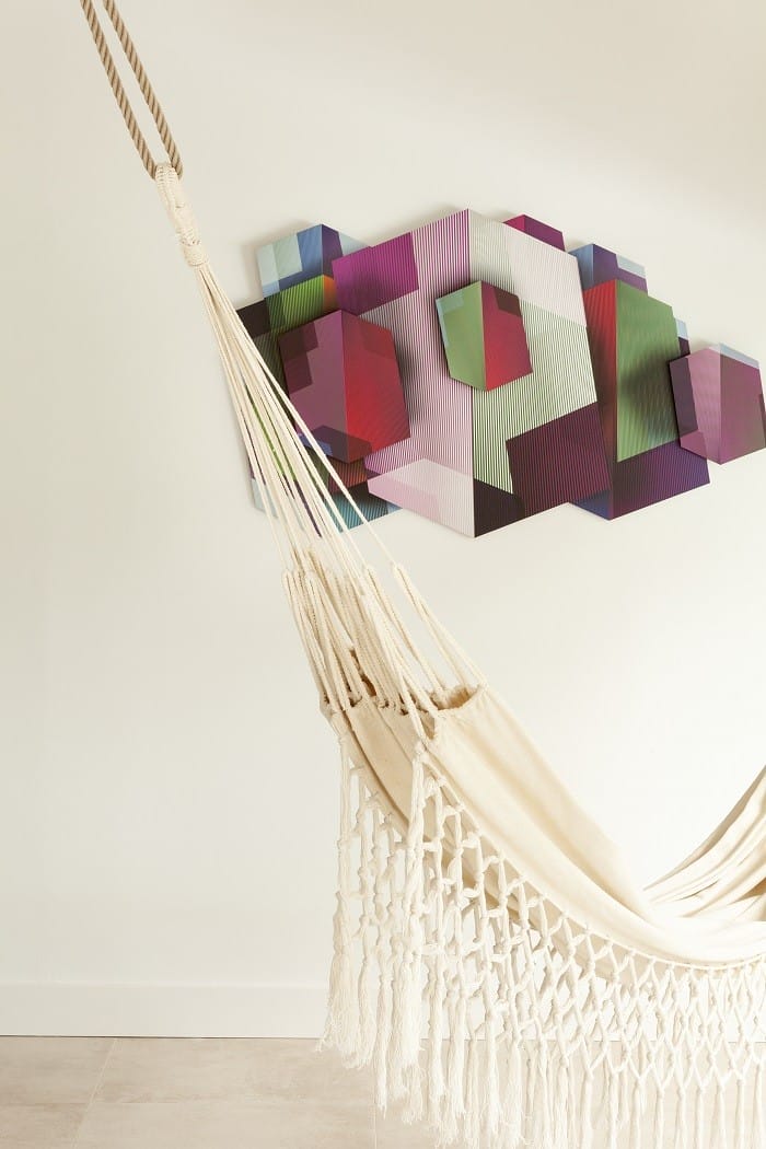 hamaca blanca de fibra natural y detalle en el techo de colorines