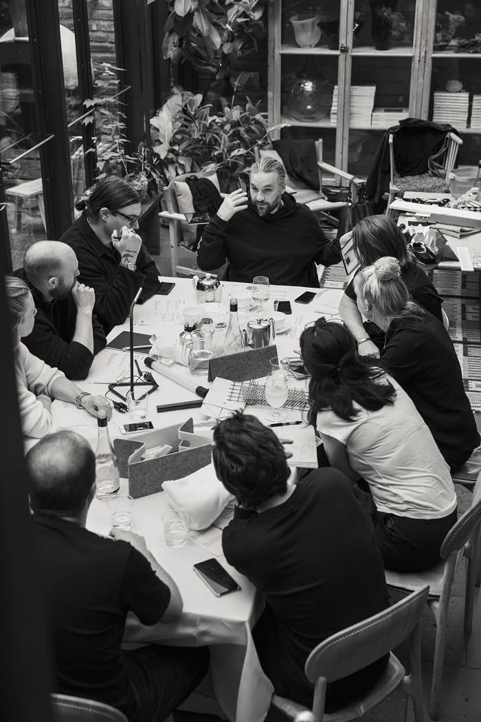 grupo de diseñadores reunidos de swedish house mafia, colaboradores de Ikea