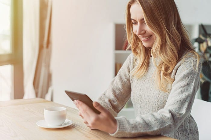 mujer joven leyendo libro online