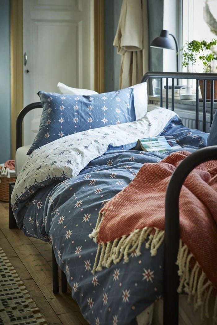 cama con ropa de cama Ikea