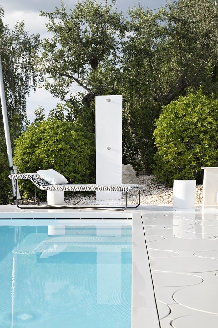 ducha de la piscina de una villa en Italia