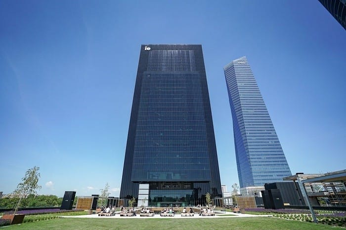 edificio alto en Madrid Caleido