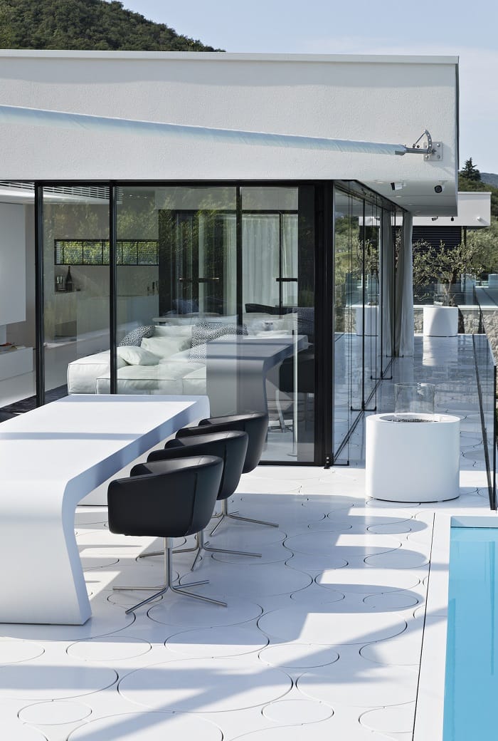 mesa de exterior en una villa de Italia