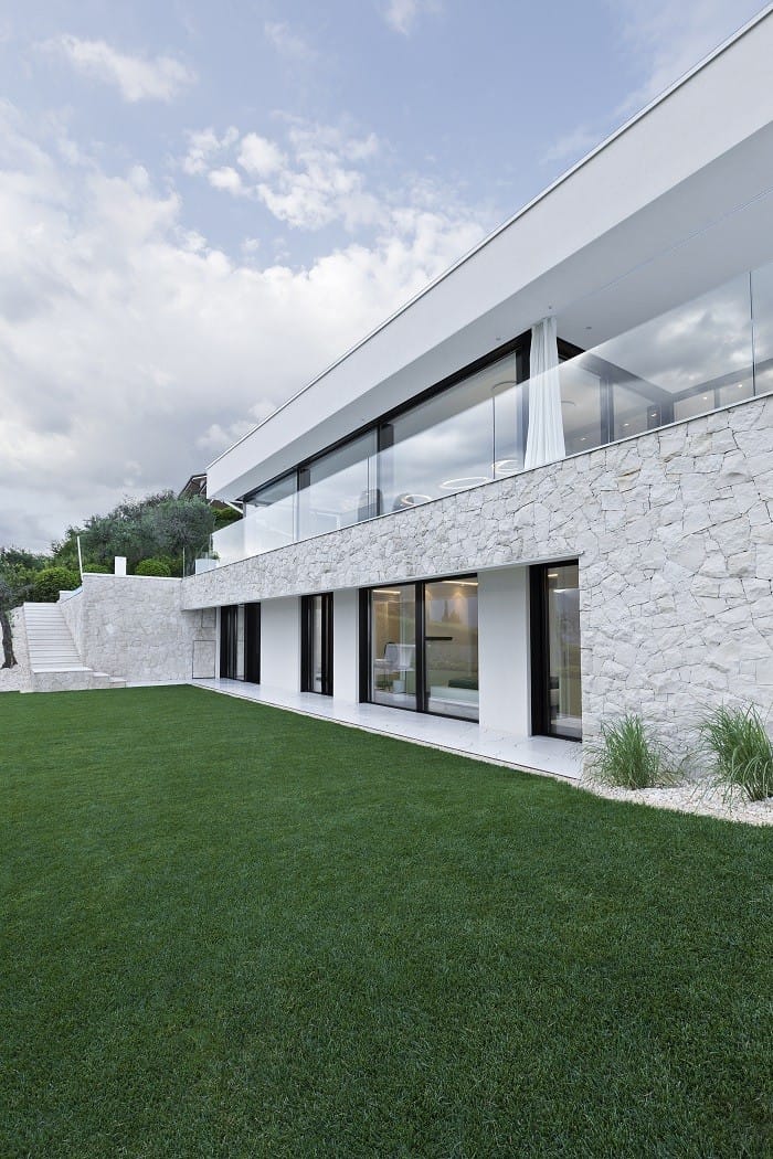 fachada de la villa con césped