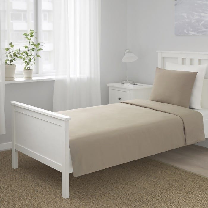 cama con funda nórdica blanca de ikea