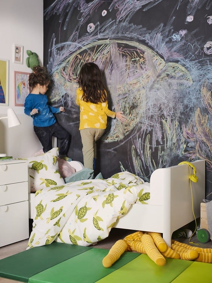 habitación infantil conniños jugando