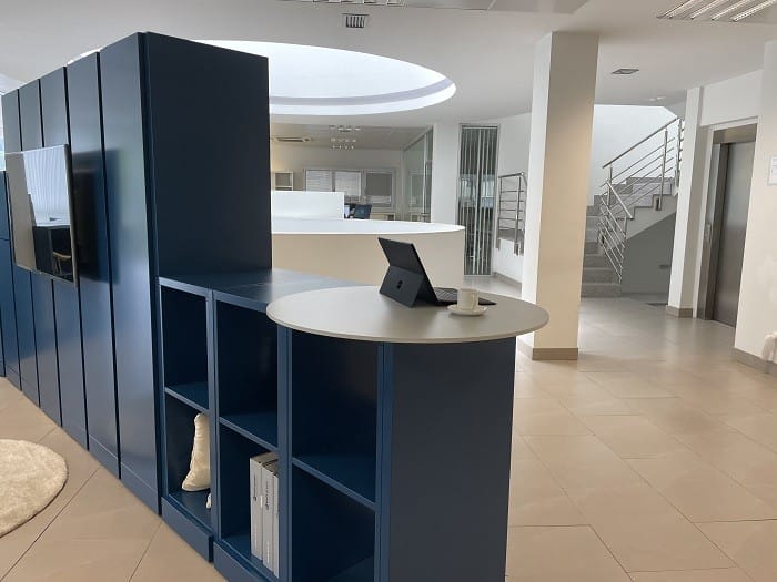 mesita en un mueble modular de oficina