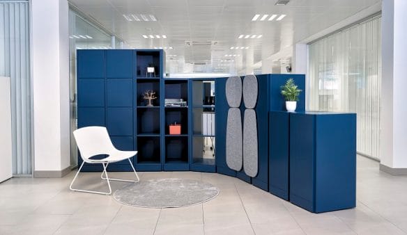 mobiliario modular color azul en una oficina