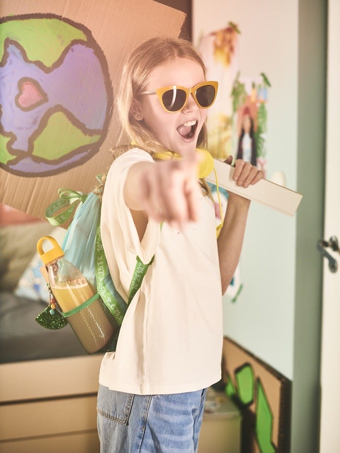niña con su mochila Ikea