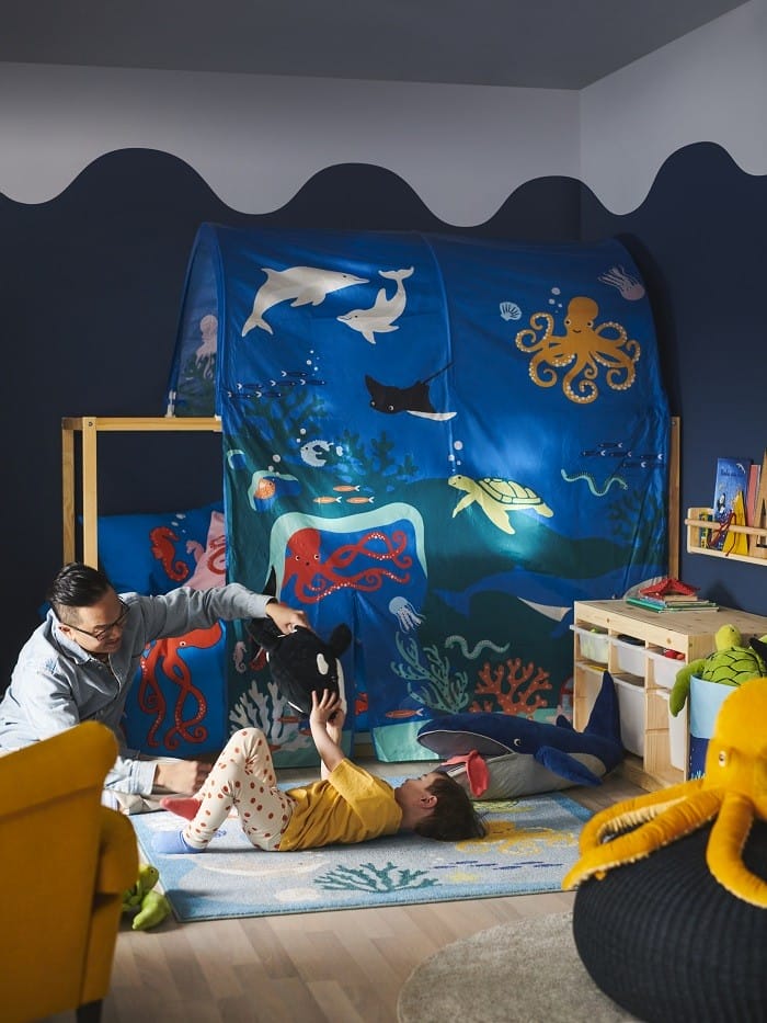 habitación con dosel infantil