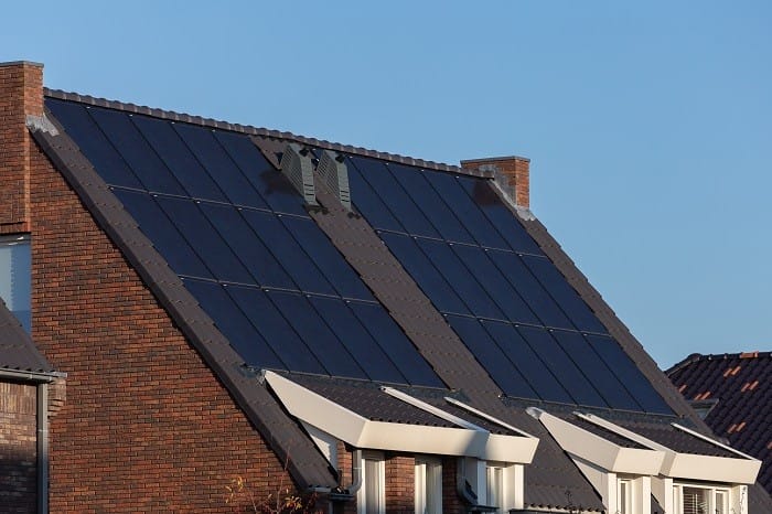 Detalle de un tejado con dos paneles solares instalados