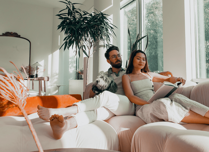 Pareja en el sofá con su perro