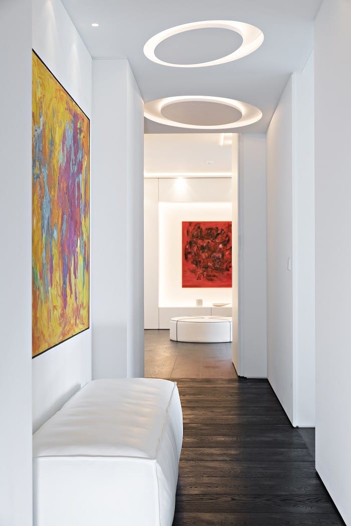 pasillo con suelo de roble oscuro