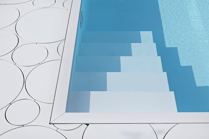 suelo de piscina en círculos