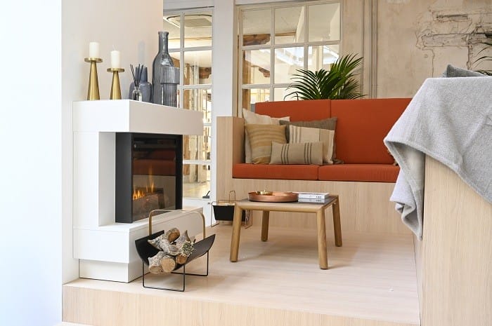 showroom de leroy merlin salón con chimenea