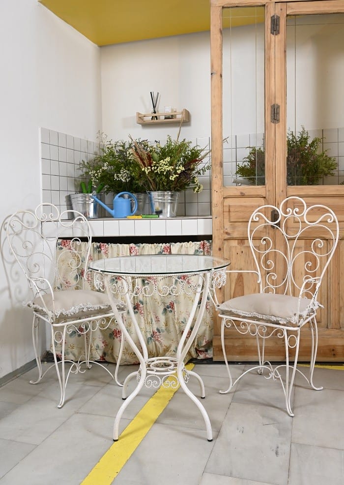 mesa y sillas de exterior leroy merlin en showroom