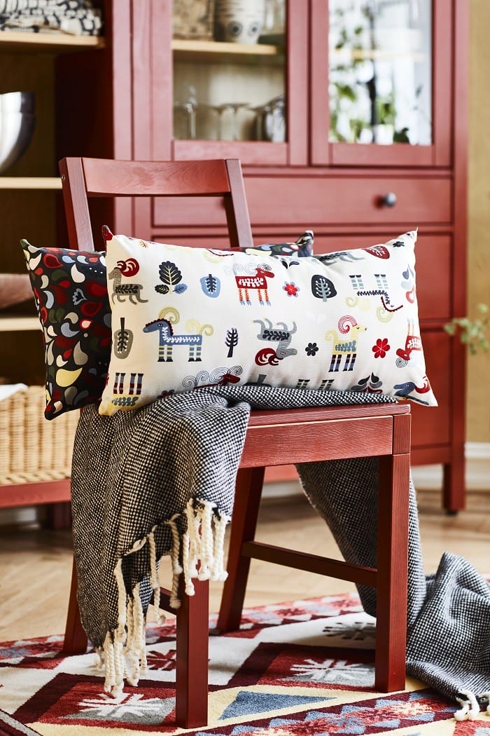 silla roja con cojines Ikea