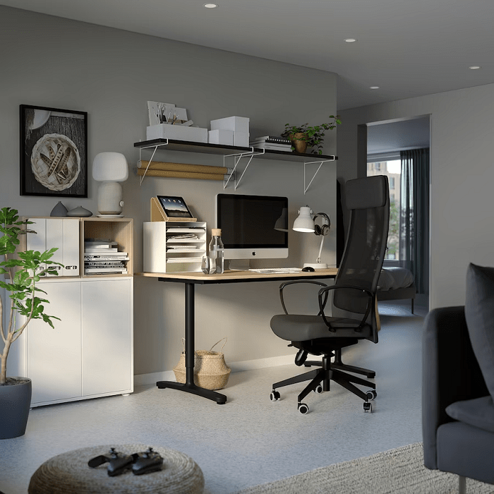 habitación con escritorio y silla de oficina