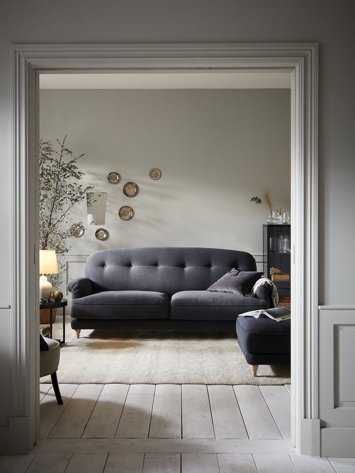 sofá oscuro de Ikea