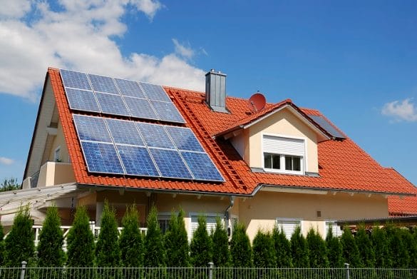 Tejado de una casa con paneles solares en el tejado