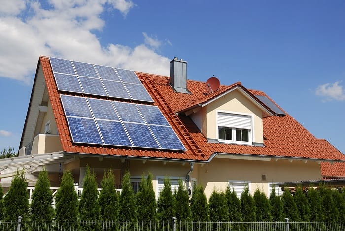 Si quieres instalar paneles solares en tu casa, esto te interesa