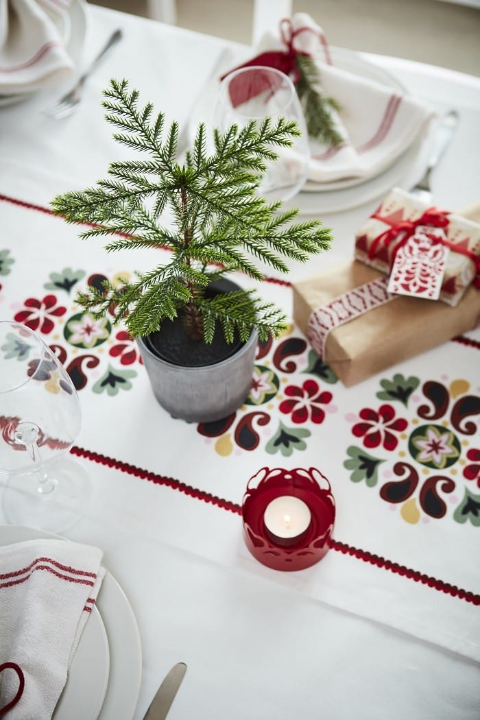 mesa con vela roja perfumada ikea