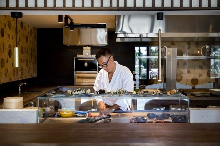 chef detrás de la barra del restaurante