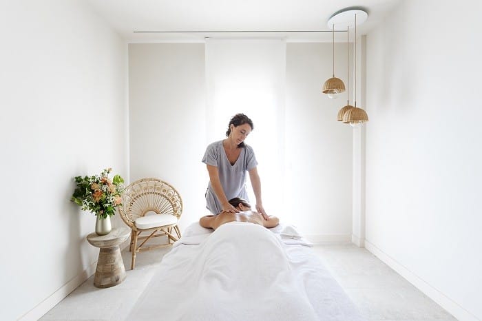 mujer dando un masaje a otra persona