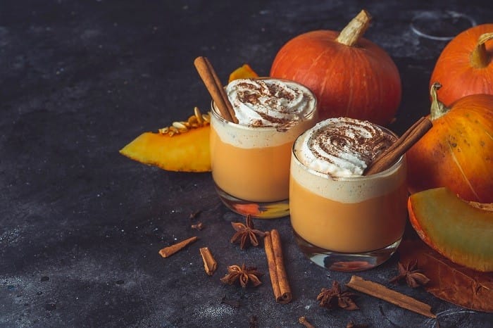 cafñe con toque de calabaza y nata