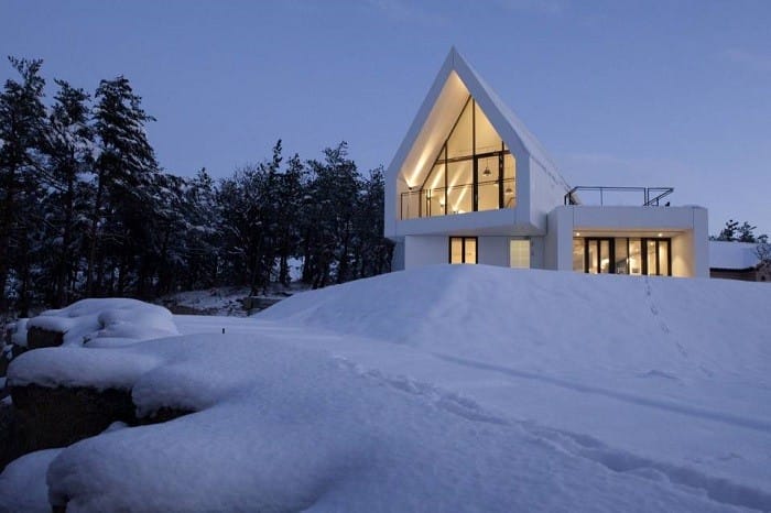 casa blanca en Sokcho con nieve en el ocaso