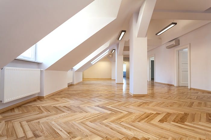 habitacion abuhardillada suelo madera