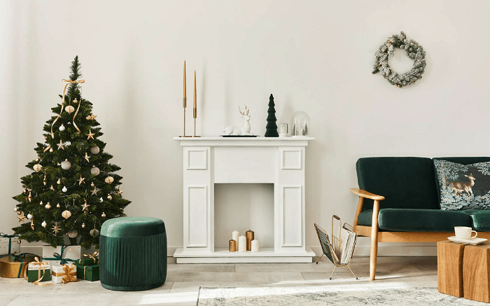 salón con chimenea y árbol de Navidad