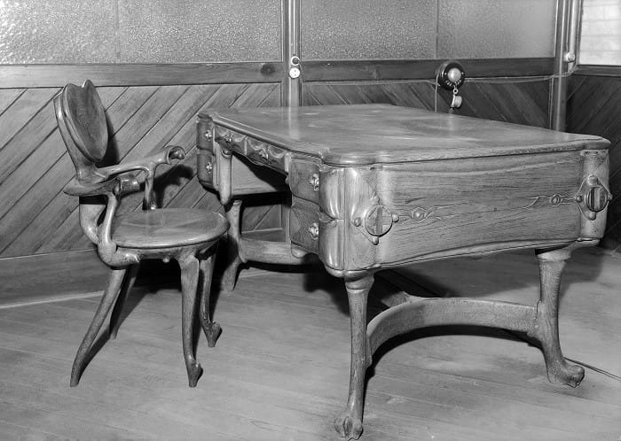 Despacho del señor Calvet, con la silla y la mesa diseñadas por Gaudí